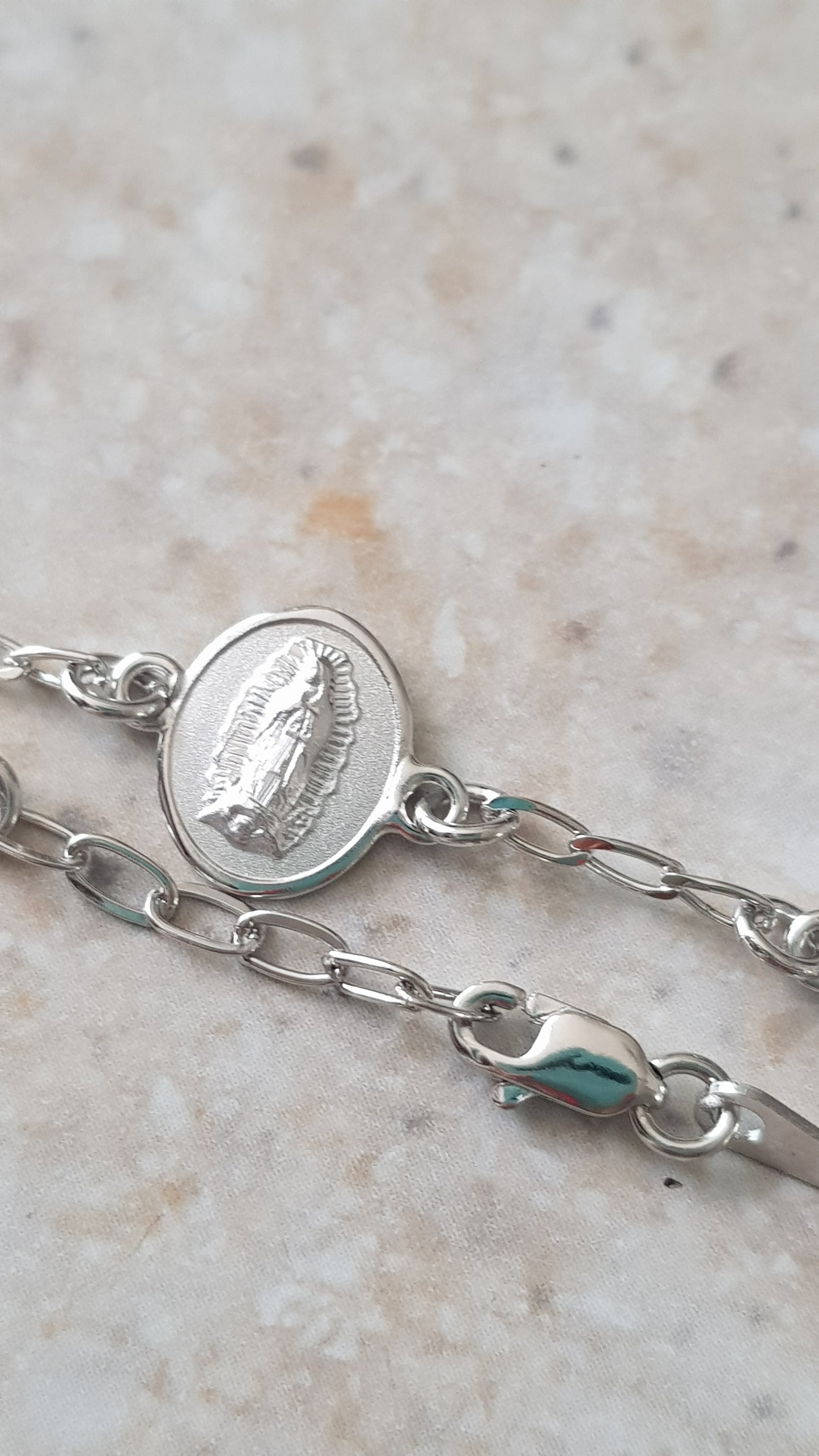 Pulsera con medalla oval Virgen de Guadalupe y San Benito - Plata esterlina 925 y Rodio