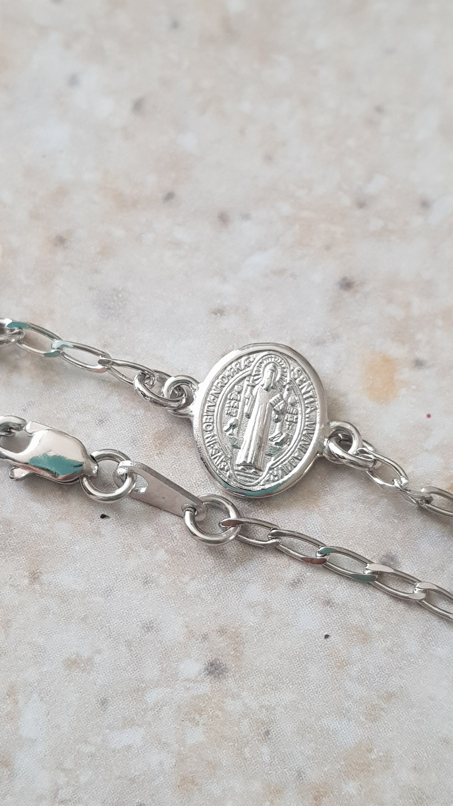 Pulsera con medalla oval Virgen de Guadalupe y San Benito - Plata esterlina 925 y Rodio