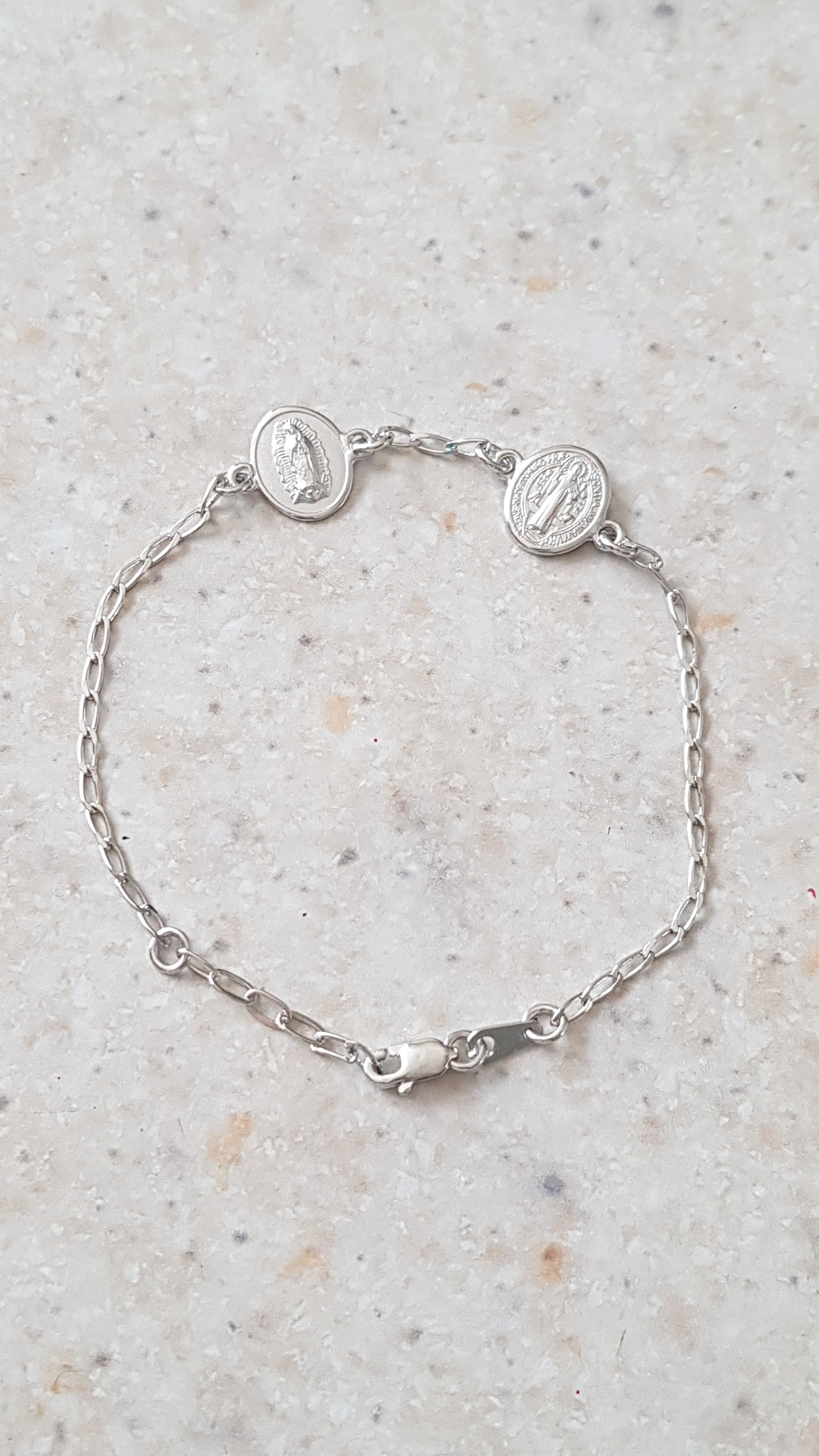 Pulsera con medalla oval Virgen de Guadalupe y San Benito - Plata esterlina 925 y Rodio
