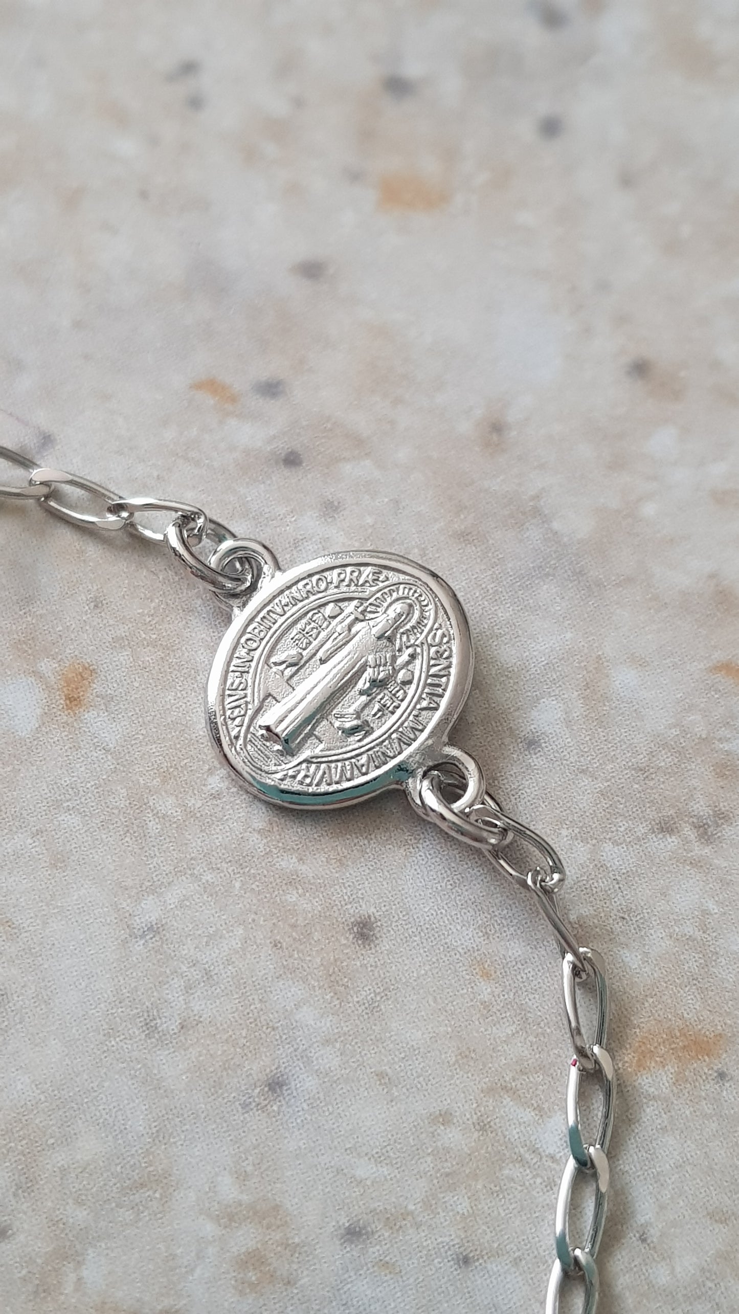Pulsera con medalla oval Virgen de Guadalupe y San Benito - Plata esterlina 925 y Rodio