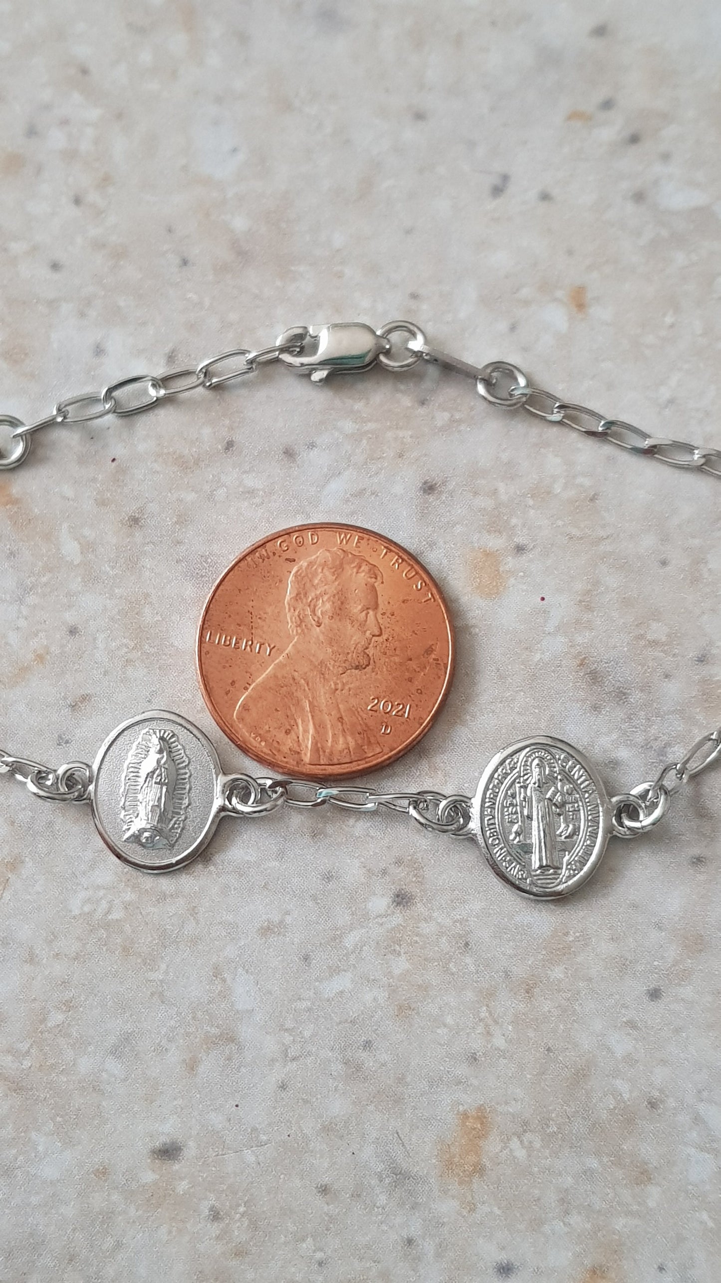 Pulsera con medalla oval Virgen de Guadalupe y San Benito - Plata esterlina 925 y Rodio
