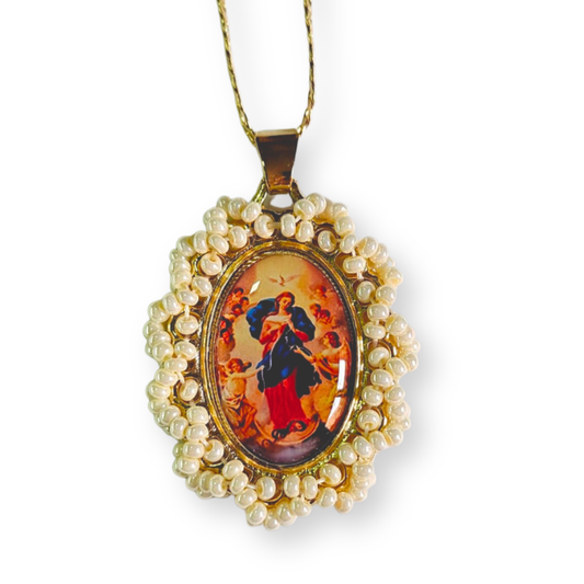 Medalla Virgen Desatanudos Chapa de Oro 14k con Chaquira Perla