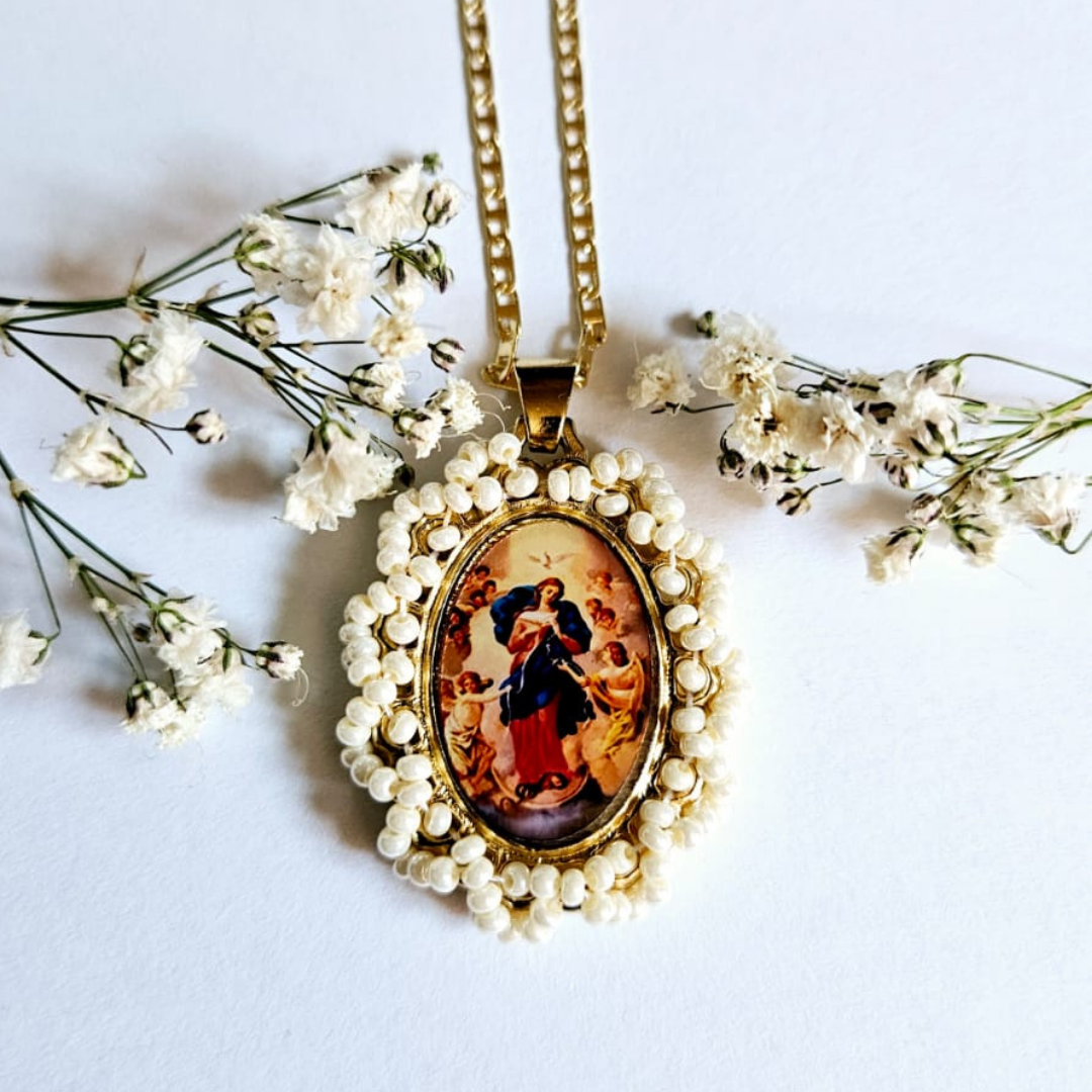 Medalla Virgen Desatanudos Chapa de Oro 14k con Chaquira Perla