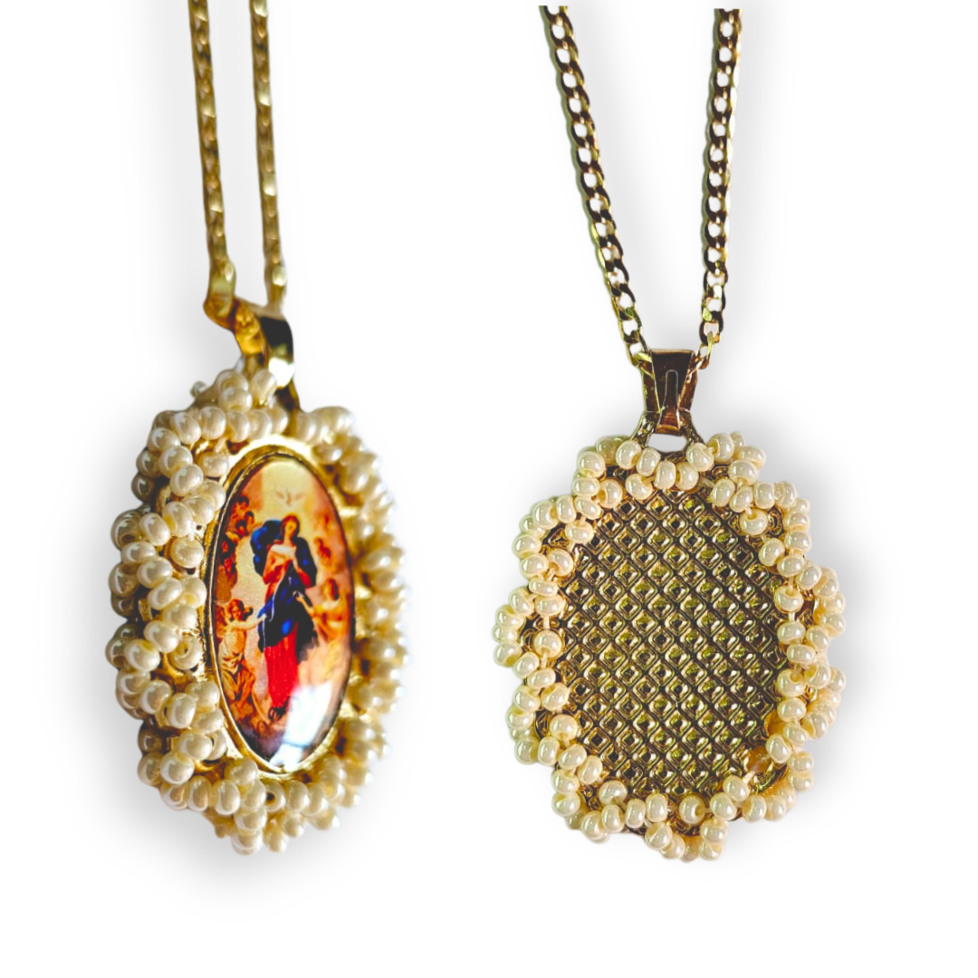 Medalla Virgen Desatanudos Chapa de Oro 14k con Chaquira Perla