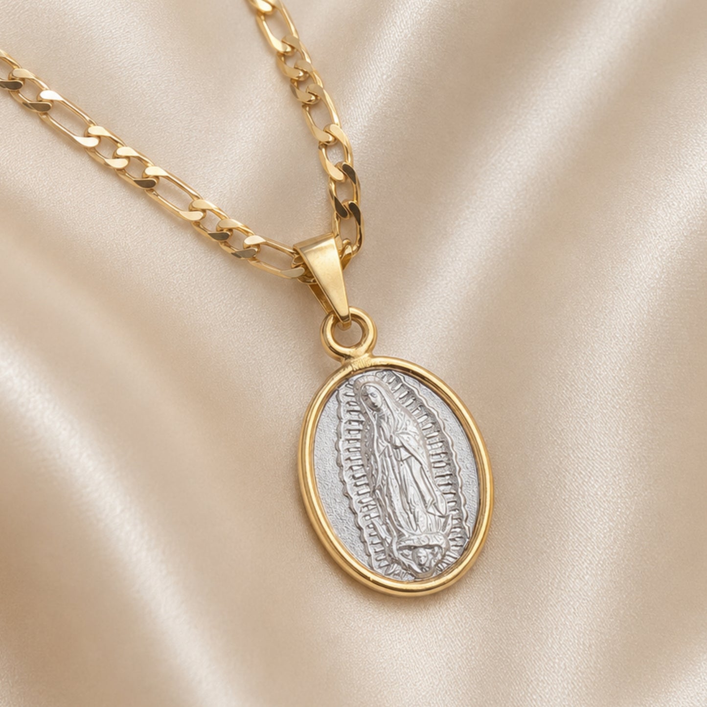 Medalla Virgen de Guadalupe con cadena - Plata esterlina 925 - Bisel Baño de Oro 14k