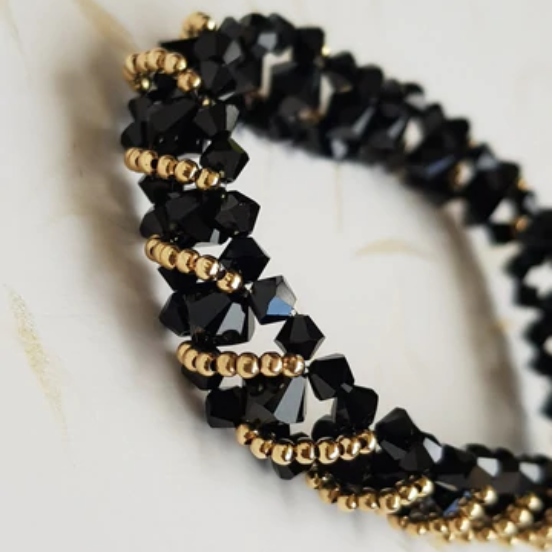 Pulsera hilo elástico con cristal negro y bola oro laminado 14K - Línea Adamoon