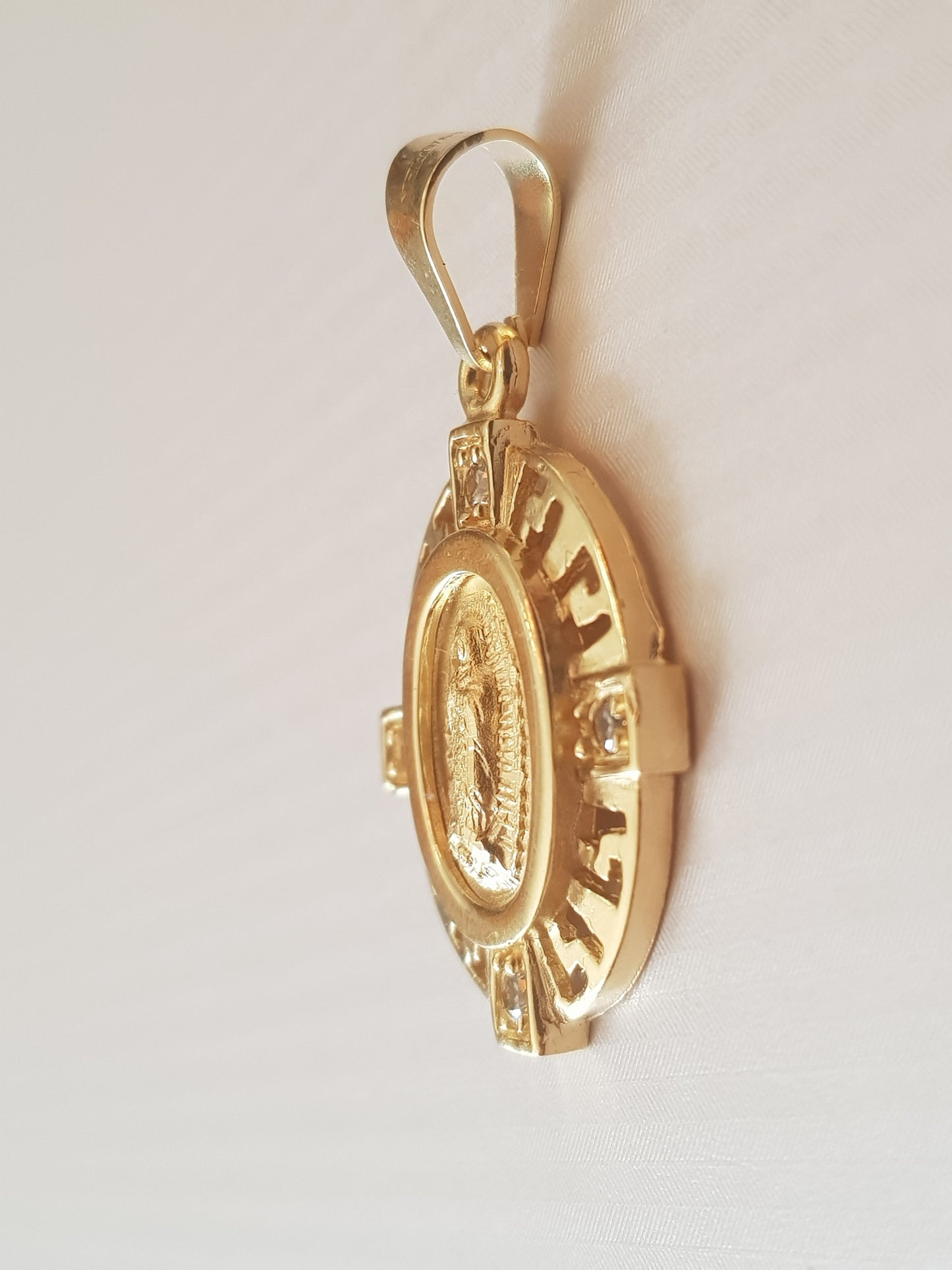 Medalla Virgen de Guadalupe con cadena - Oro 14K laminado con zirconias