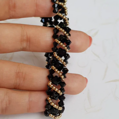 Pulsera hilo elástico con cristal negro y bola oro laminado 14K - Línea Adamoon