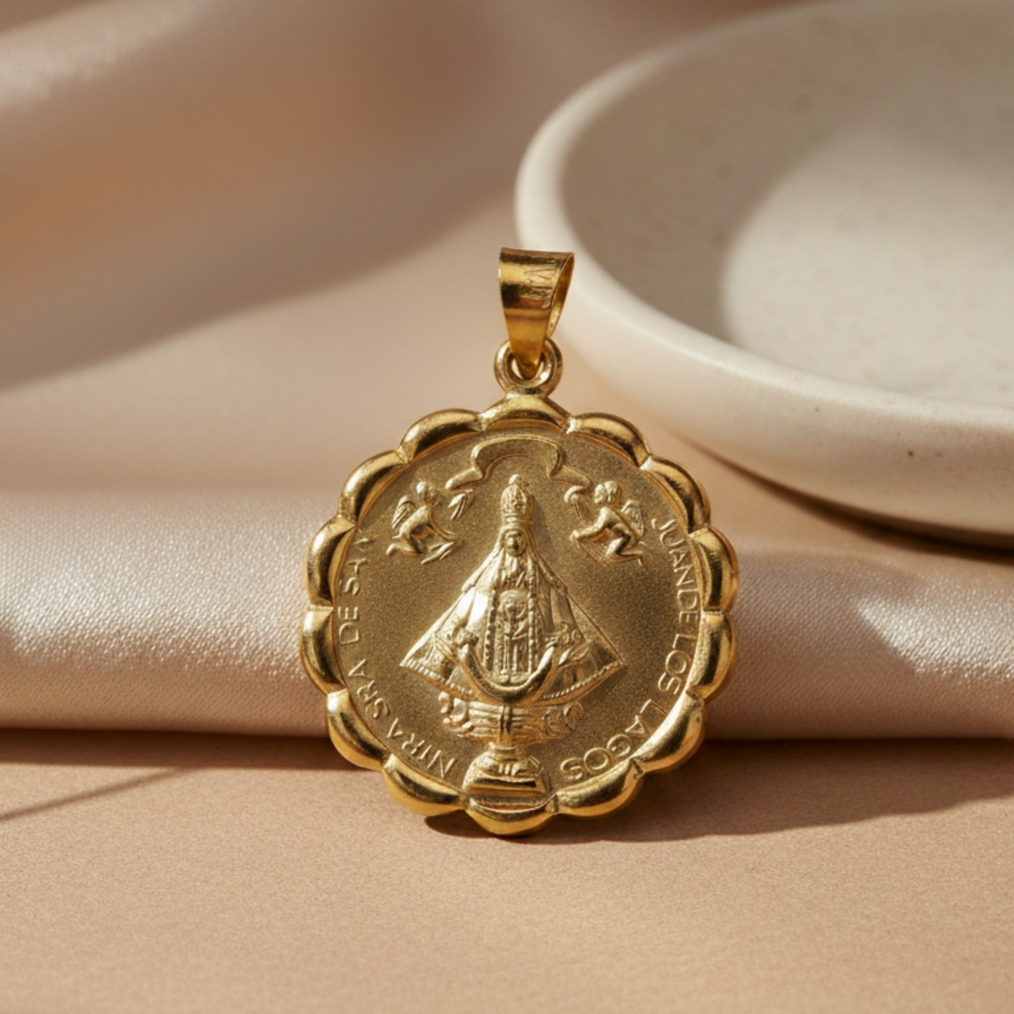 Medalla bautizo Virgen San Juan de los Lagos redonda con cadena - Oro 14K laminado