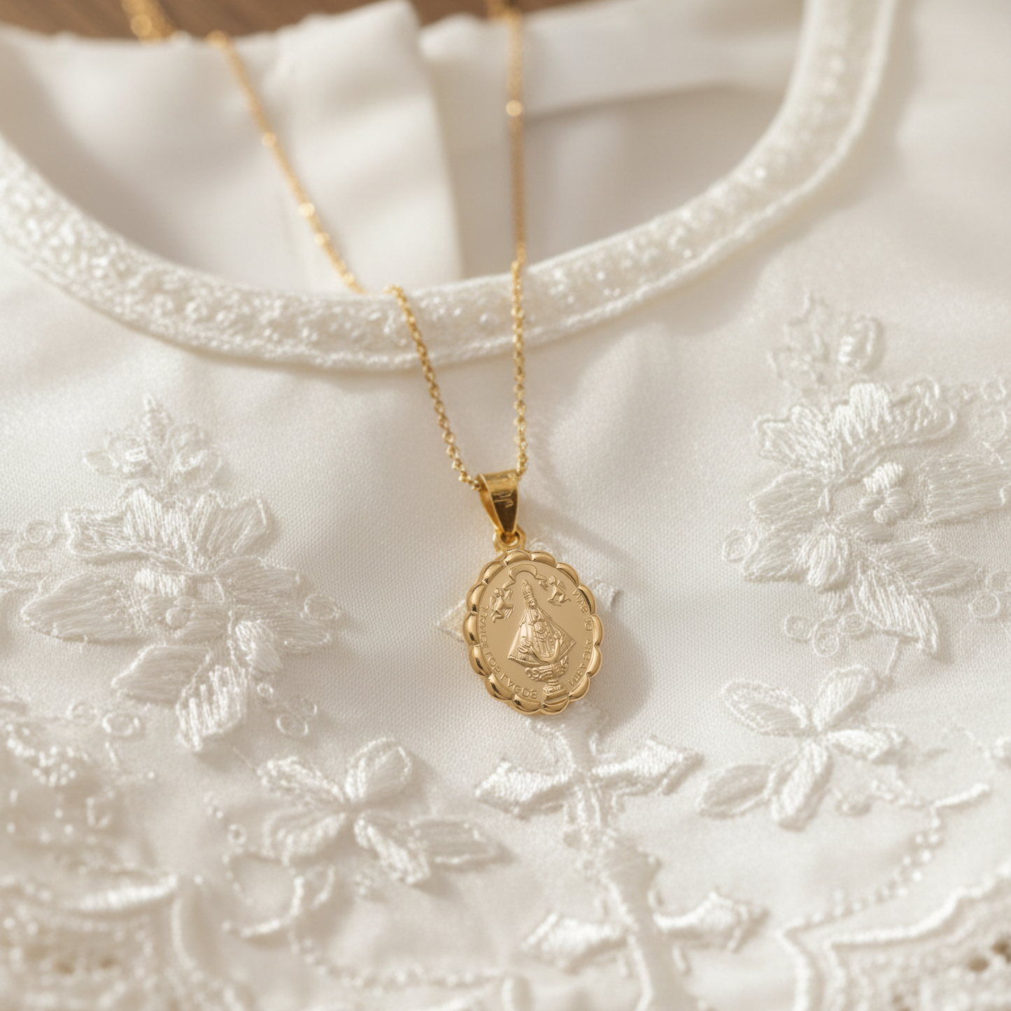 Medalla bautizo Virgen San Juan de los Lagos redonda con cadena - Oro 14K laminado