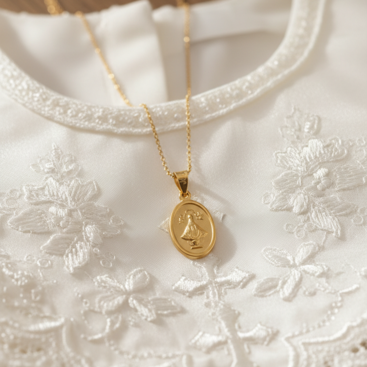Medalla bautizo Virgen San Juan de los Lagos ovalada con cadena - Oro 14K laminado