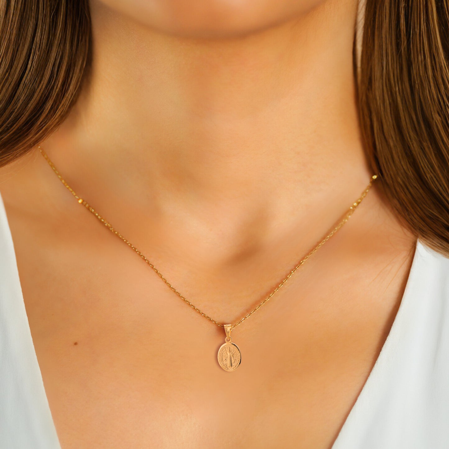 Medalla San Benito oval con cadena para mujer - Oro 14k laminado