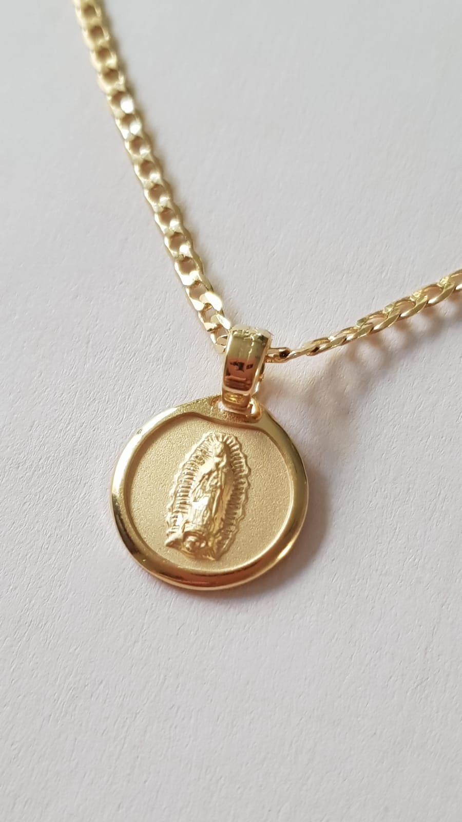 Medalla Redonda Virgen de Guadalupe con cadena - Oro 14K laminado -BL