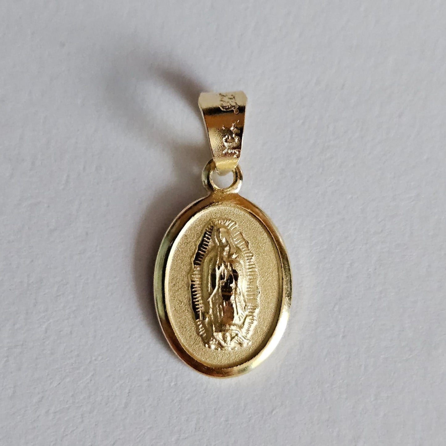 Medalla Oval Virgen de Guadalupe con cadena - Oro 14k laminado - Mini