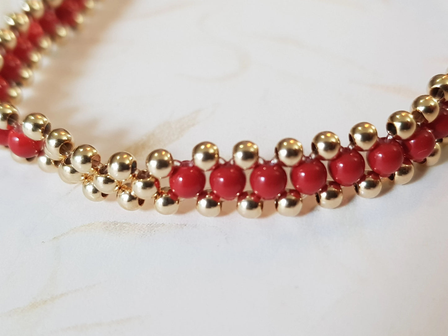 Pulsera bola Oro Laminado 14K con perla de color rojo - Línea Adamoon