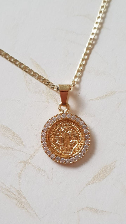 Medalla San Benito con cadena - Oro 14K laminado con incrustaciones de zirconia