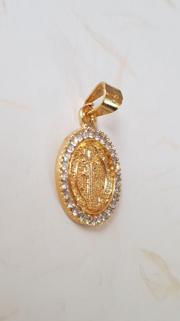 Medalla San Benito con cadena - Oro 14K laminado con incrustaciones de zirconia