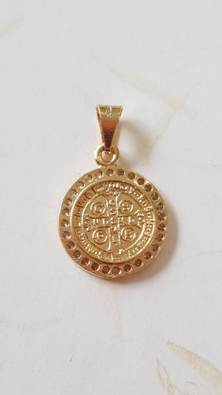 Medalla San Benito con cadena - Oro 14K laminado con incrustaciones de zirconia