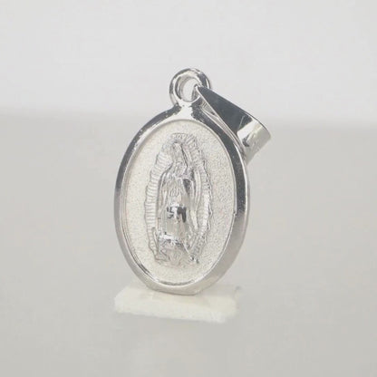 Medalla mini Virgen de Guadalupe con cadena - Plata esterlina 925 con baño de Oro Blanco